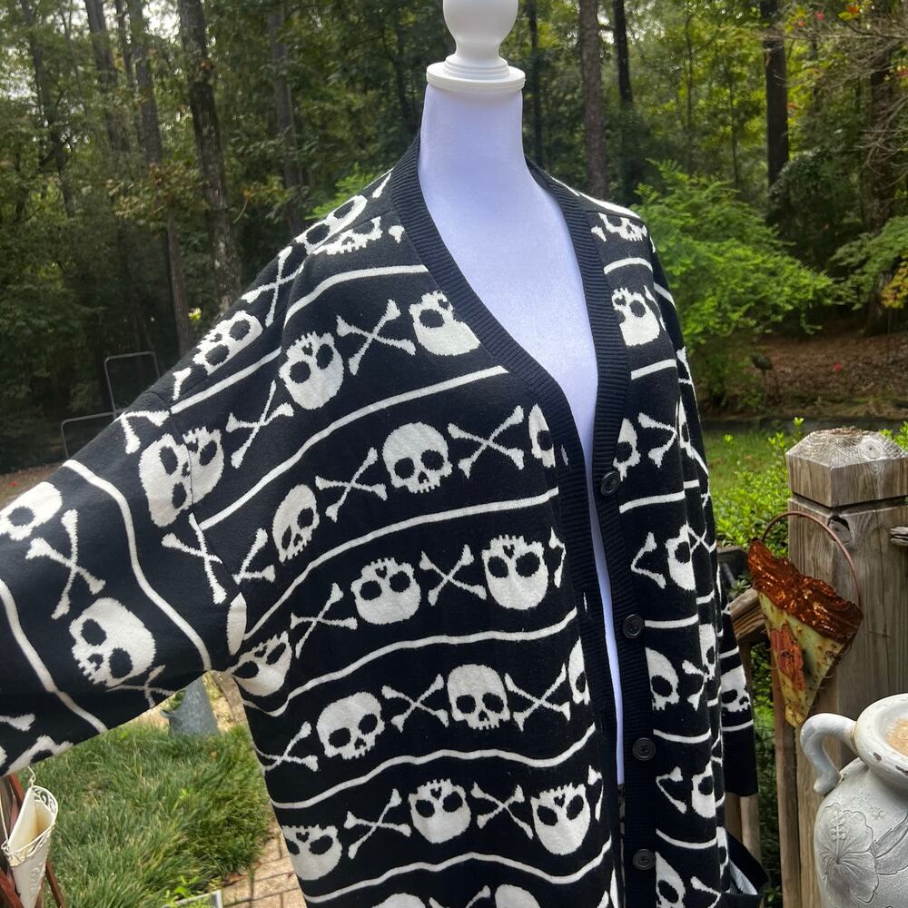 Hot Topic Skull & Crossbones Long Cardigan Plus Size 3 Black White Goth